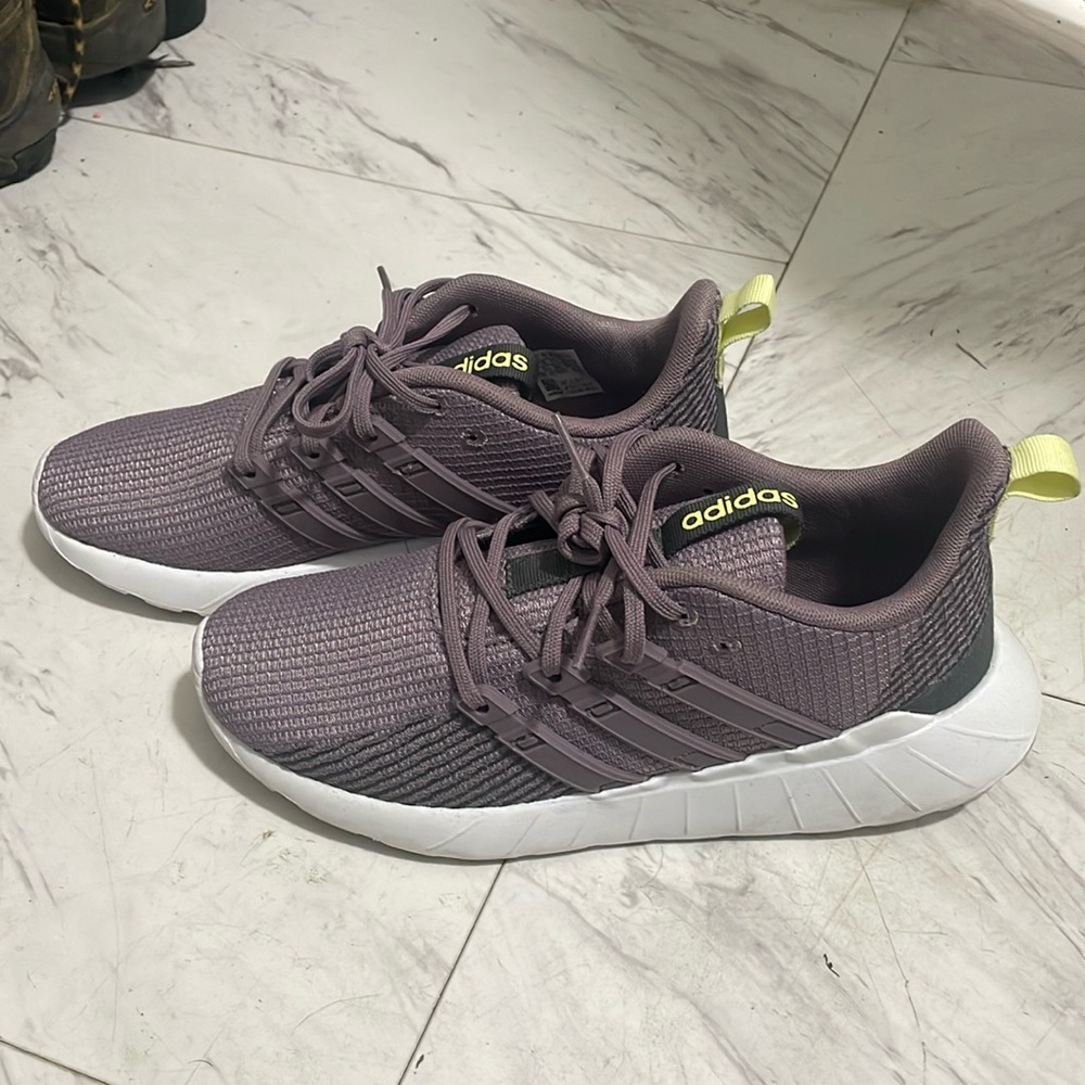 Adidas questar flow sneakers